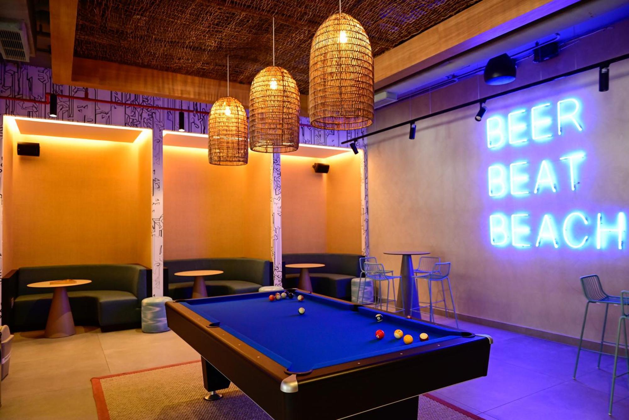 Aloft Playa Del Carmen Hotell Eksteriør bilde The interior of the bar