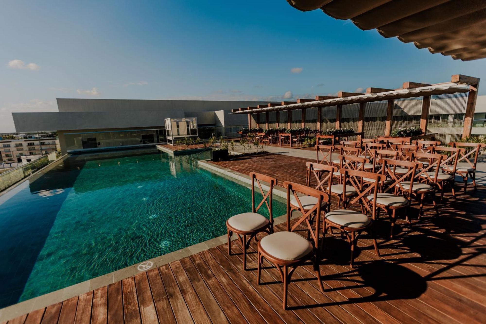 Aloft Playa Del Carmen Hotell Eksteriør bilde Rooftop pool at the hotel