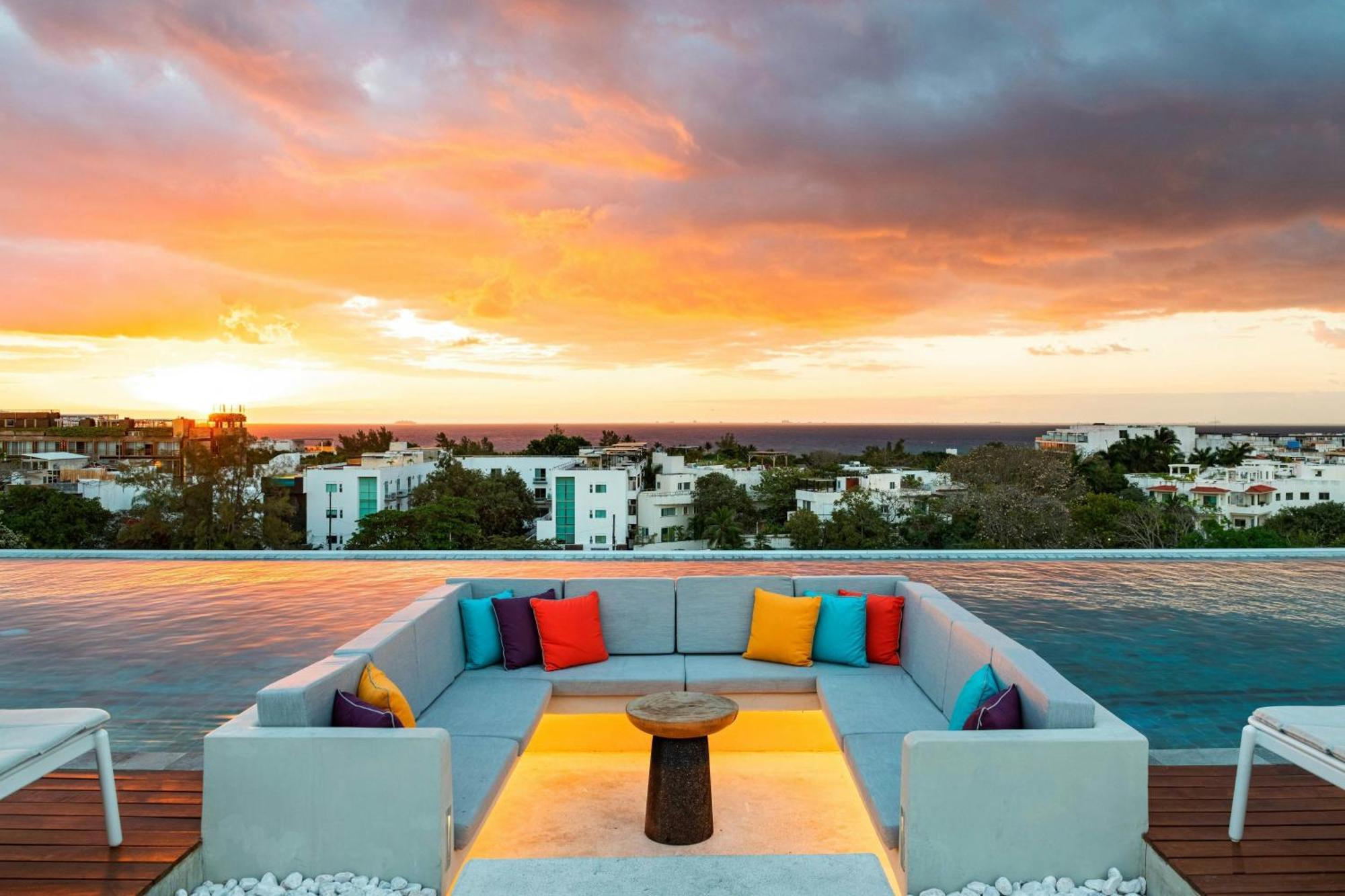 Aloft Playa Del Carmen Hotell Eksteriør bilde Sunset at the rooftop pool