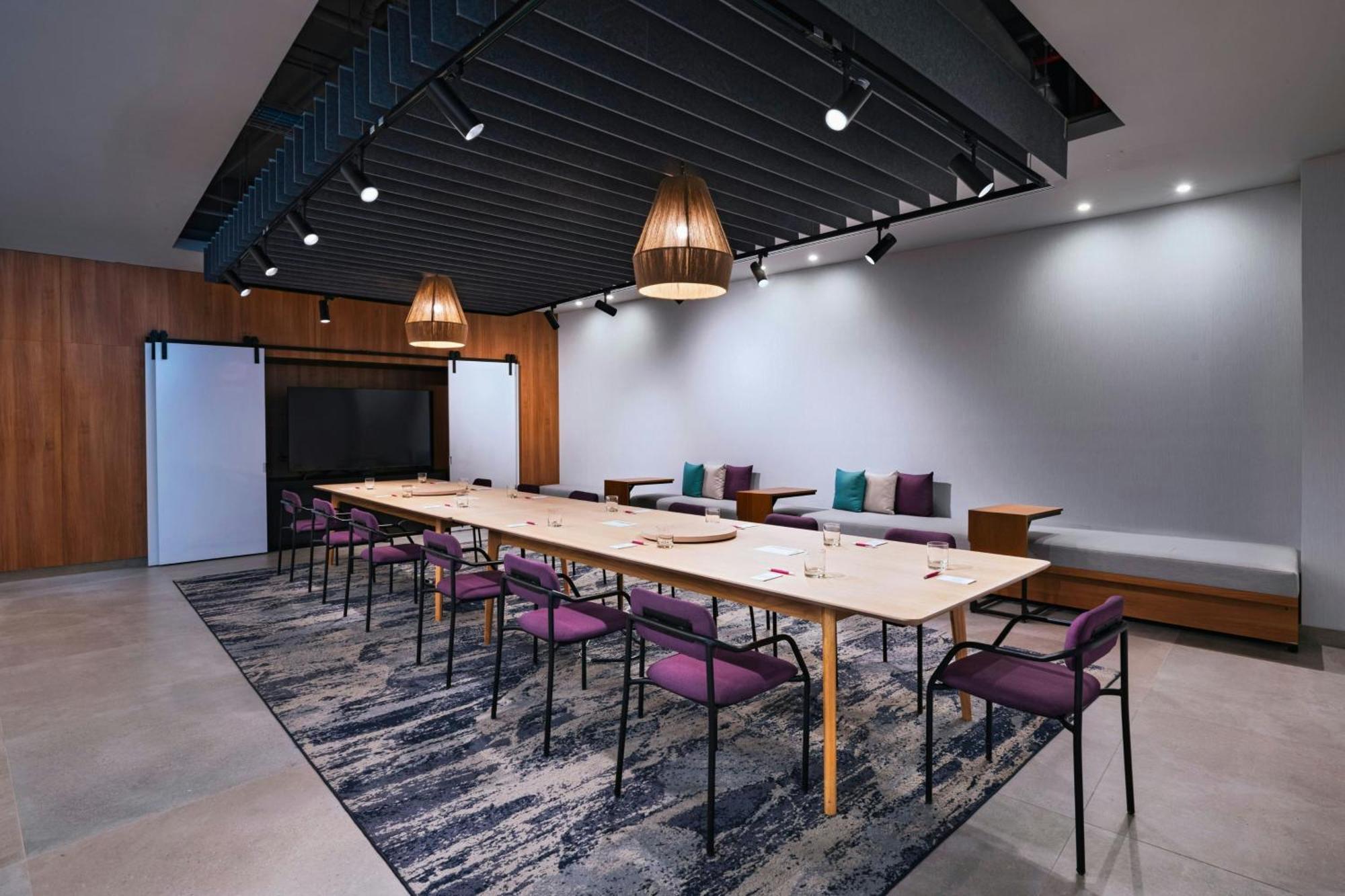 Aloft Playa Del Carmen Hotell Eksteriør bilde Meeting room at the hotel