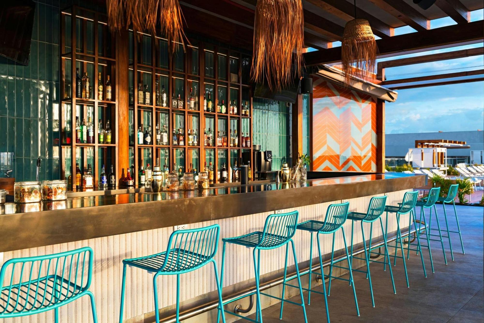 Aloft Playa Del Carmen Hotell Eksteriør bilde The bar at the rooftop pool
