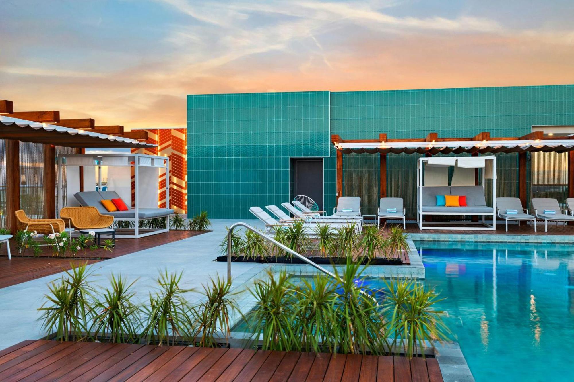 Aloft Playa Del Carmen Hotell Eksteriør bilde The rooftop pool at the hotel