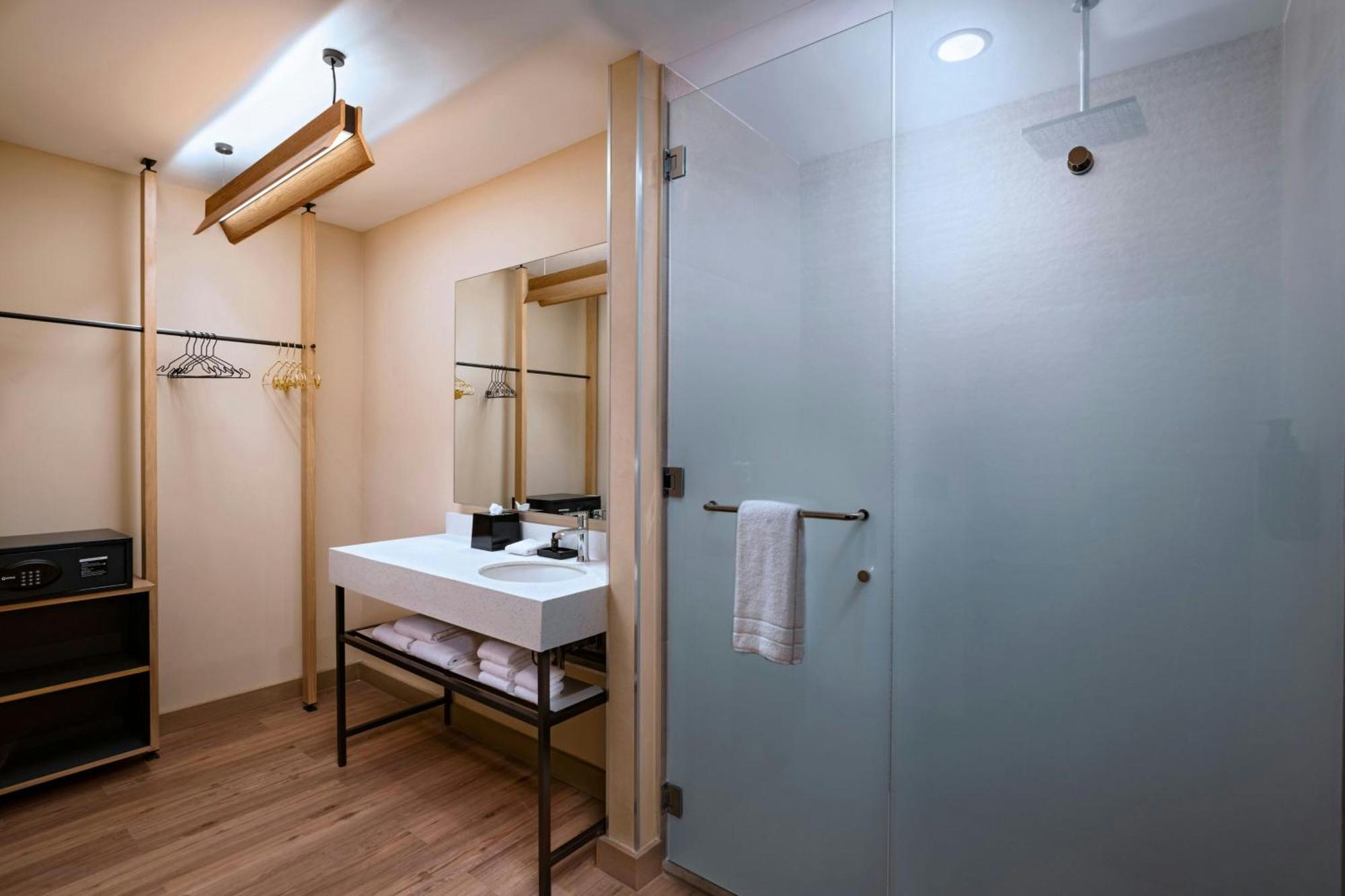 Aloft Playa Del Carmen Hotell Eksteriør bilde Bathroom