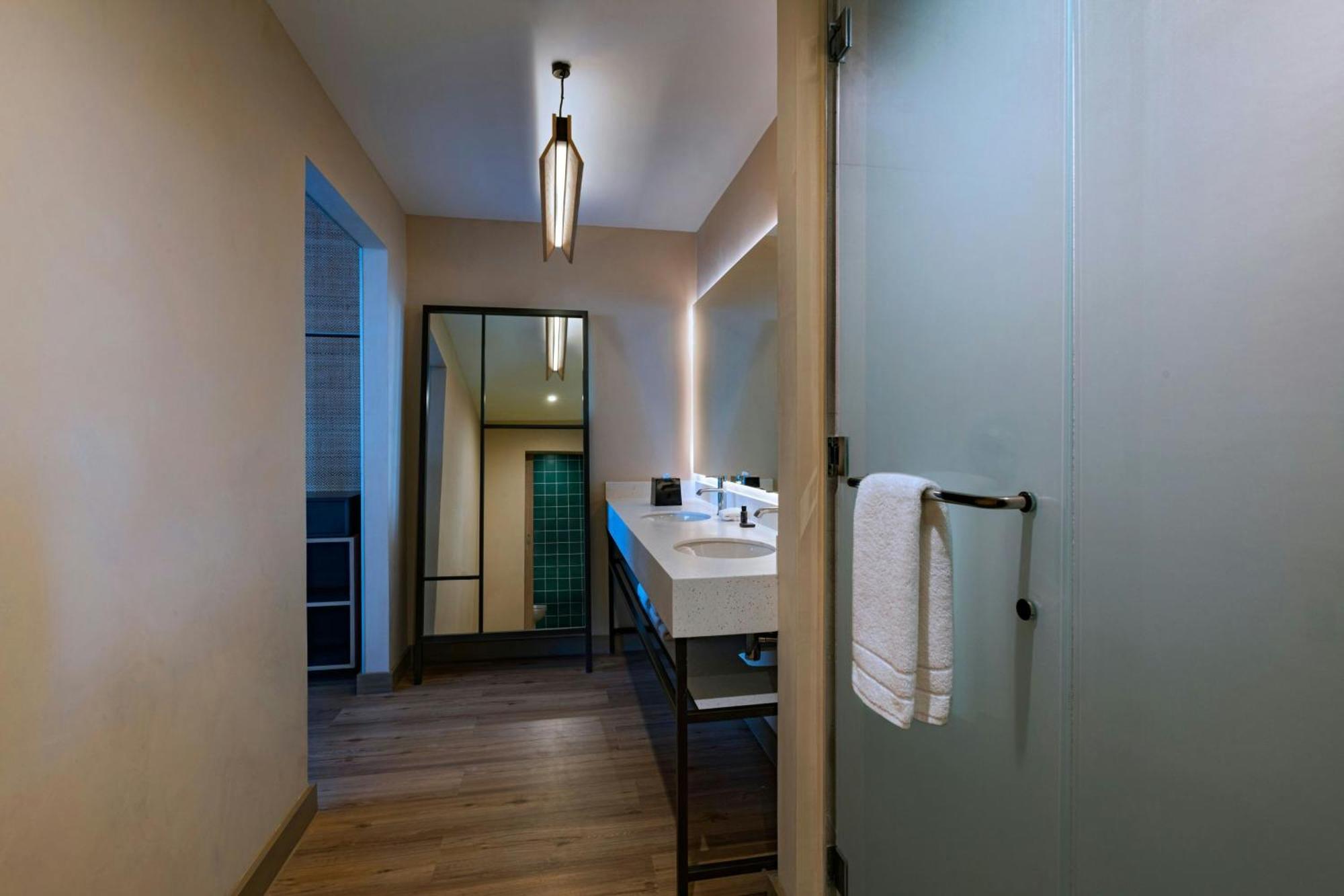 Aloft Playa Del Carmen Hotell Eksteriør bilde Bathroom