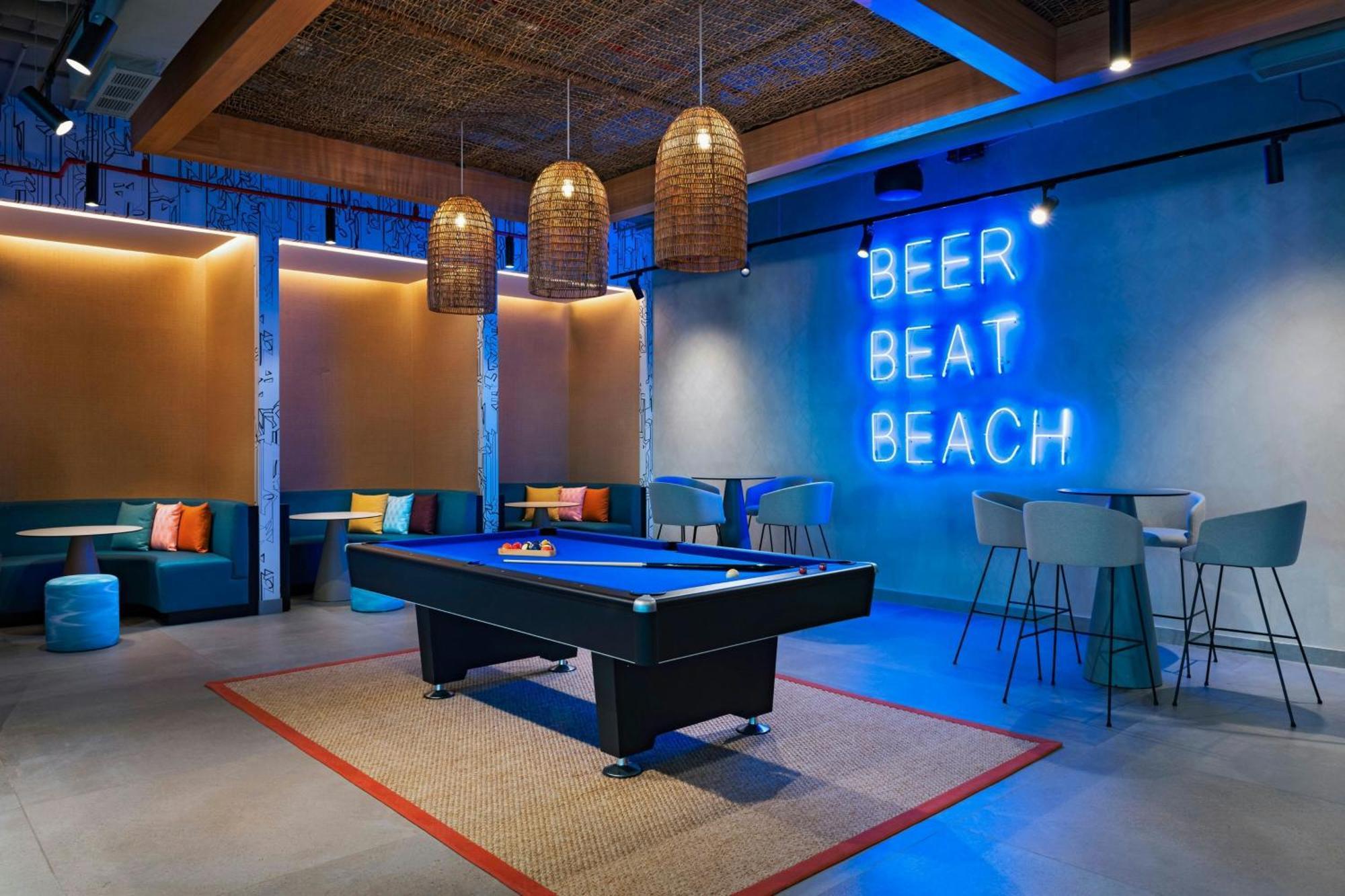 Aloft Playa Del Carmen Hotell Eksteriør bilde The pool table at the 2018 edition of the lounge